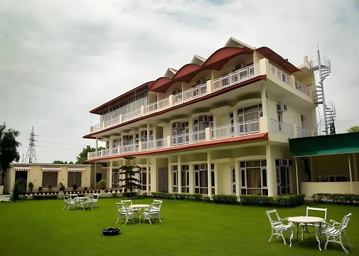 Skyview Stays I Party Lawns I Adjacent The Good Club I 1Km Sukhna Lake,Rock Garden & High Court I